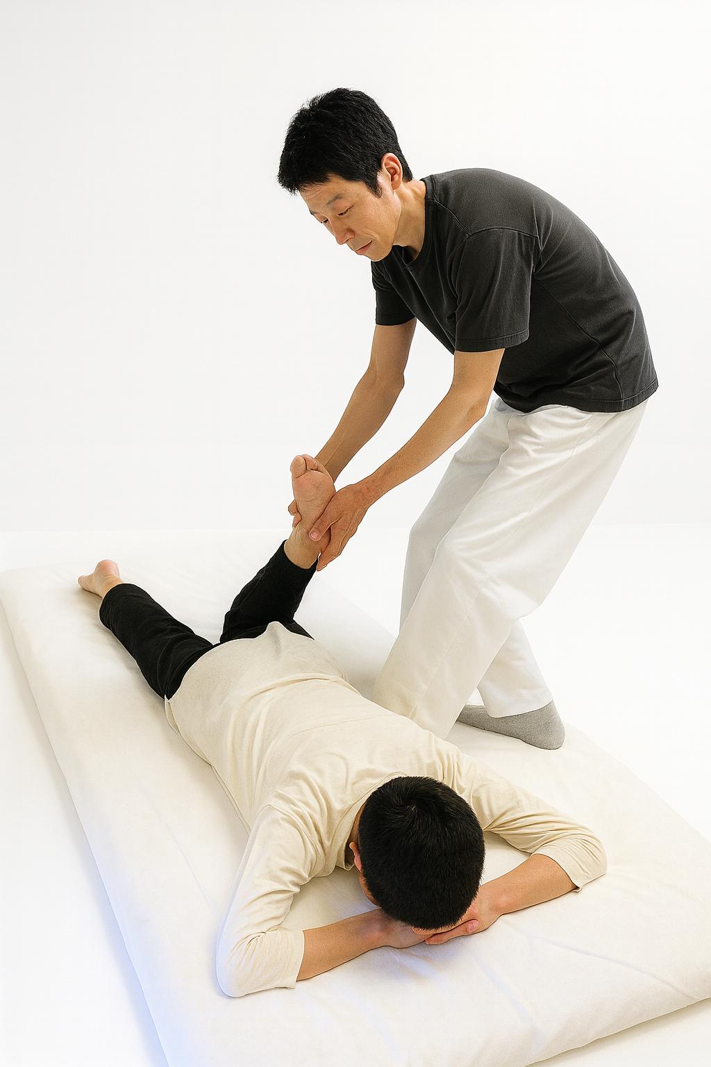 足技を中心に行う骨盤調整の施術風景