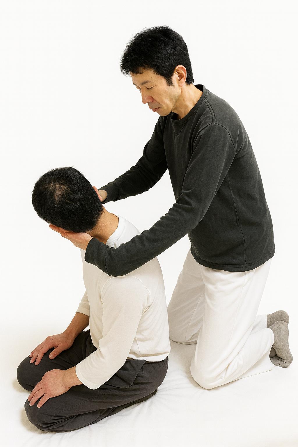 首・肩まわりの調整風景(筋緊張を優しくゆるめる施術)