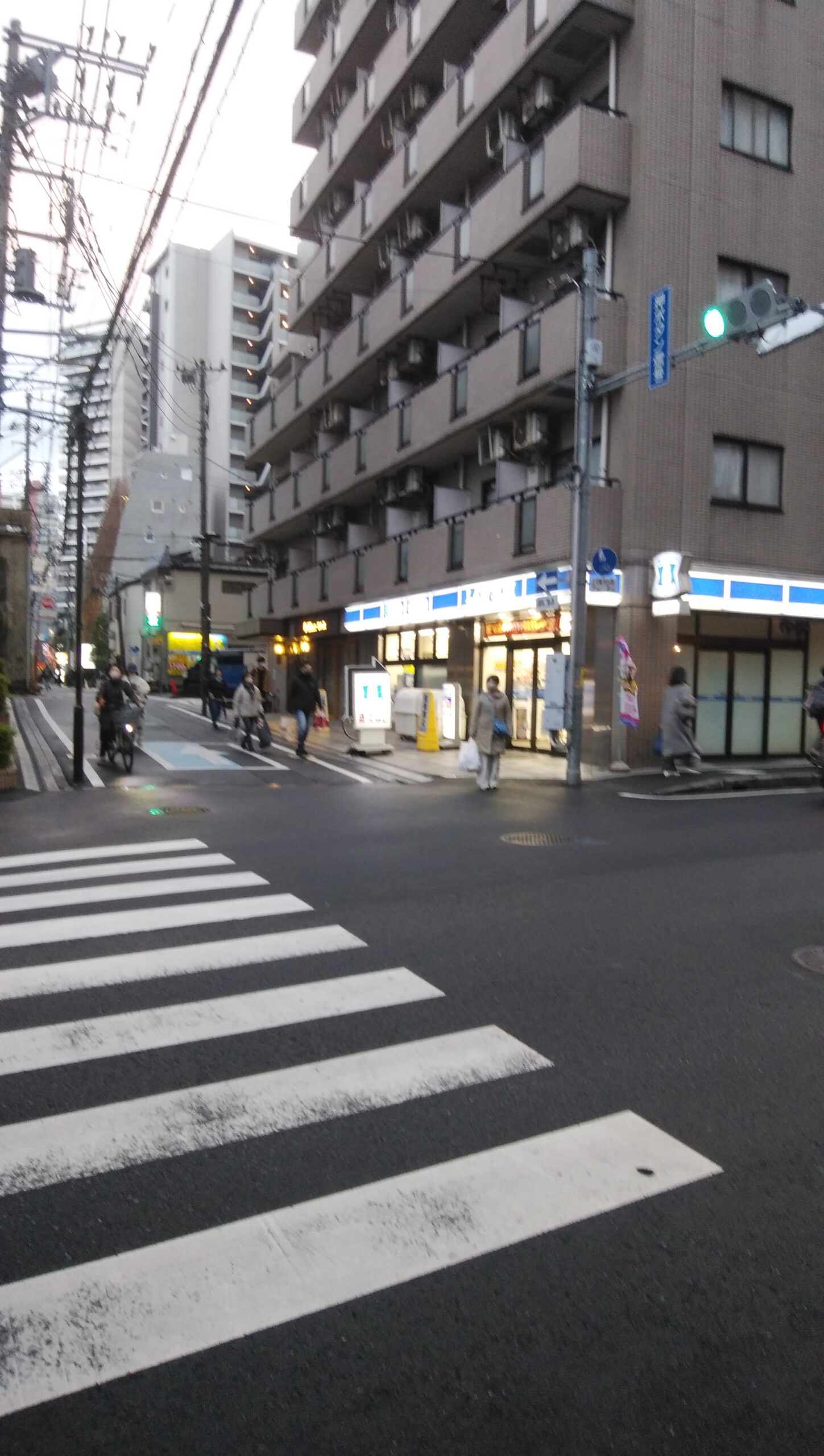 ローソンのある交差点。ここを渡って坂を上ります