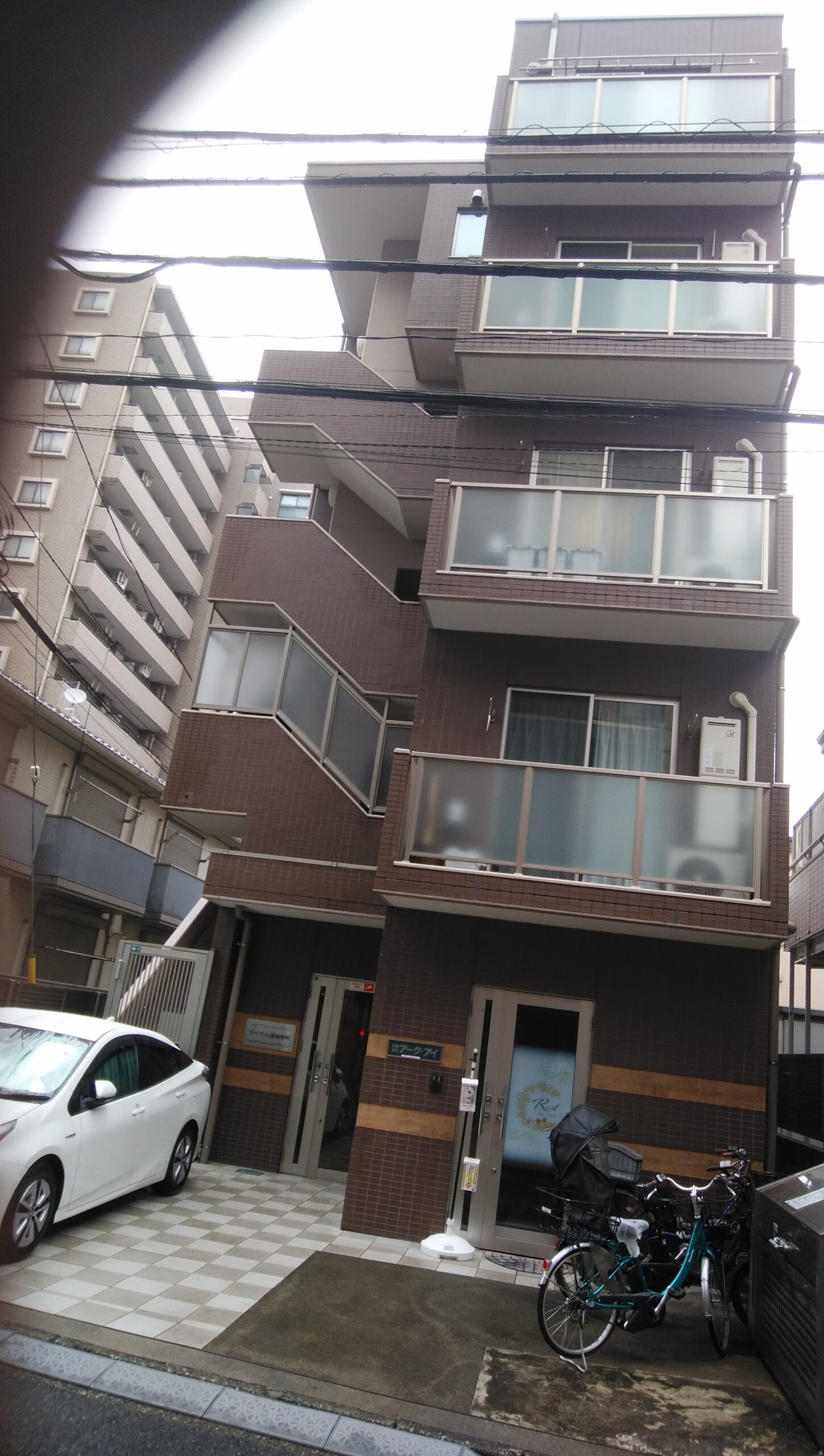 リベリエ浦和仲町の外観。こちらの建物の4階401号室です